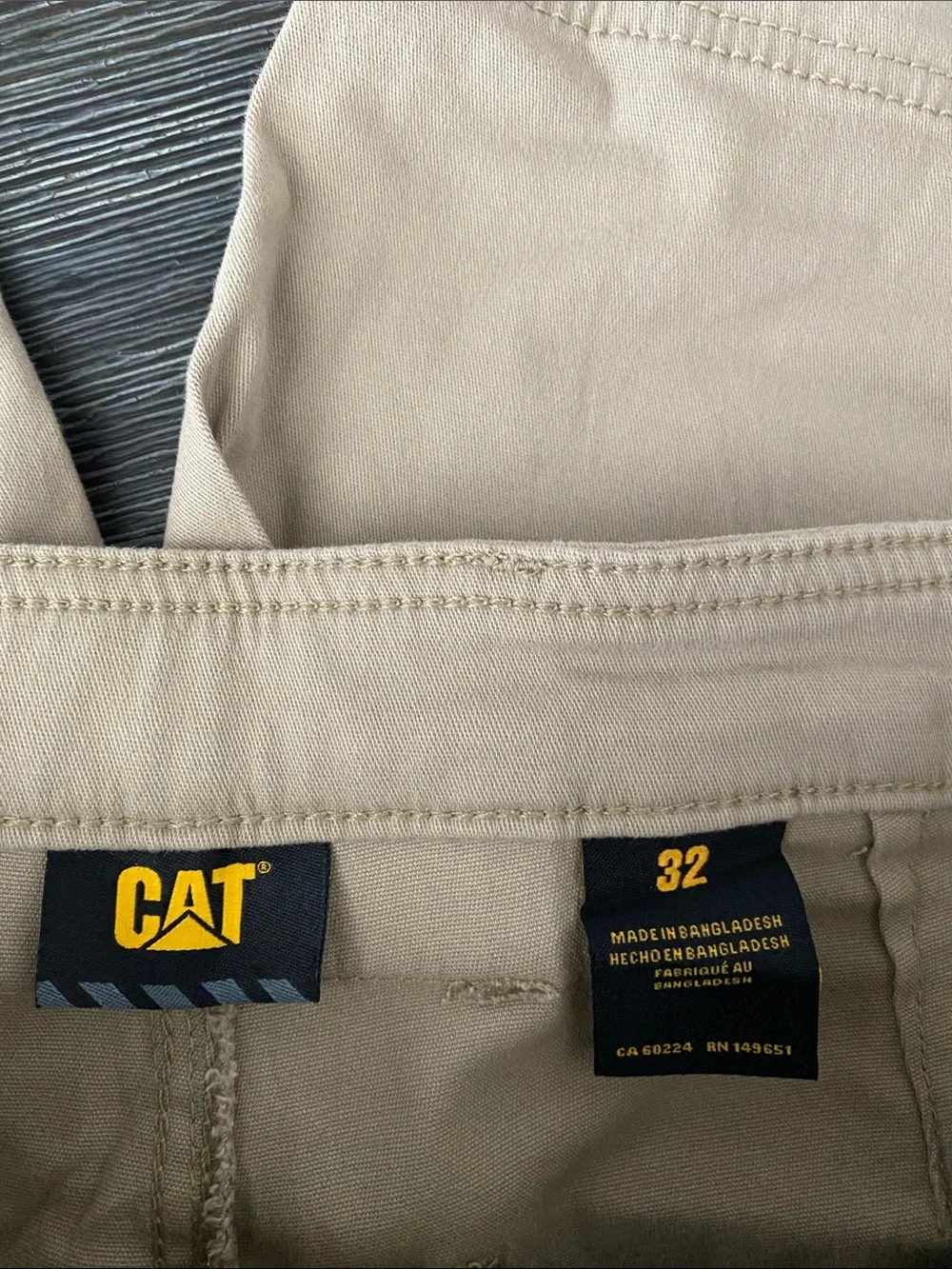 Caterpillar Men’s Tan Cargo Shorts 32